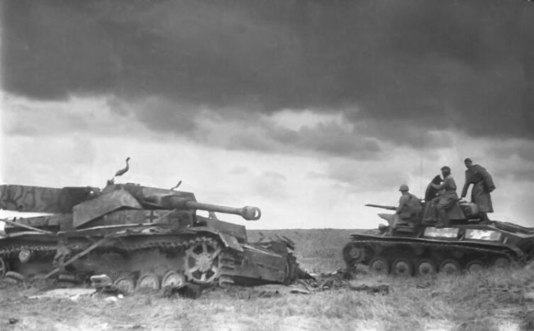 Советский танк Т-70 проходит мимо уничтоженного немецкого танка Pz.Kpfw. IV [1]