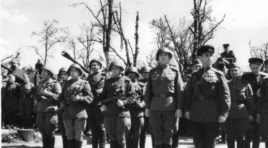 Справа в первом ряду полный кавалер Георгиевского креста капитан Владимир Грусланов перед парадом в Берлине. 20 мая 1945 г.