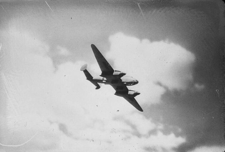 Советский пикирующий бомбардировщик Пе-2 в полете