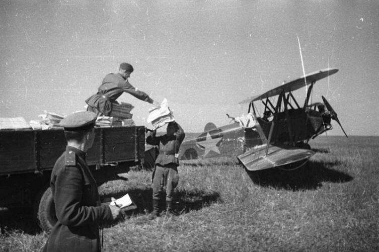 Формирование груза почтового самолета По-2 (У-2) для доставки по аэродромам
