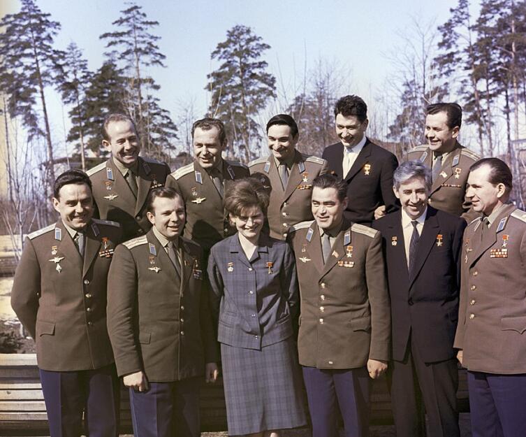 Члены отряда космонатов. 1965 год. Леонов 1й слева во втором ряду