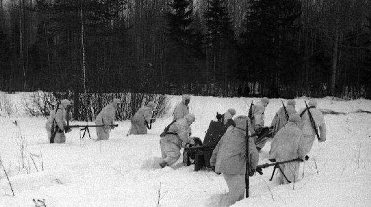 Советские бронебойщики с ПТР и пушкой 53-К меняют позицию в районе Демянска, февраль 1943 г.
