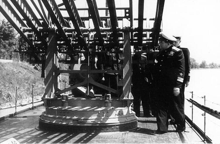 Контр-адмирал Холостяков на борту бронекатера Дунайской флотилии осматривает установку для 132-мм РС