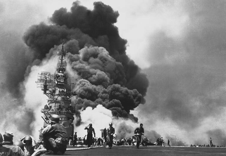 Авианосец «Банкер-Хилл» горит после попадания в него камикадзе, вид с полётной палубы. Окинава, 11 мая 1945 г.