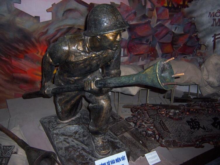 Статуя солдата Вьетминя с противотанковым оружием (Музей Армии в Ханое). В конце Второй мировой войны японцы использовали смертников-камикадзе, вооружённых кумулятивной гранатой на шесте в качестве оружия против американских танков. После этого аналогичное оружие также использовалось вьетнамцами в ходе Вьетнамской войны