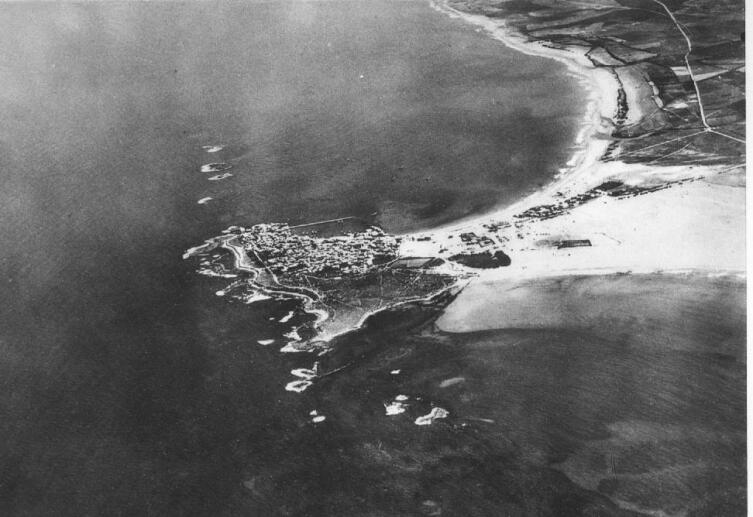 Снимок с самолета в 1934 г. острова, на котором находился древний Тир. Часть острова размыло, сам он соединился перемычкой с материком. Видны остатки северной гавани
