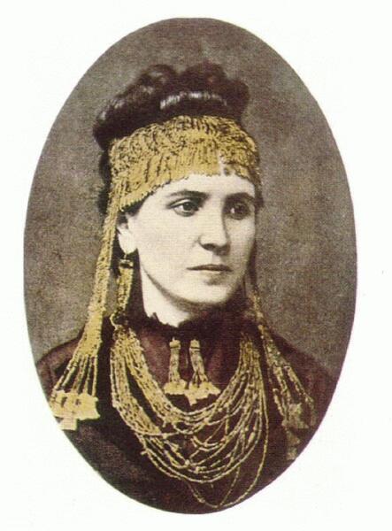 Софья Шлиман (жена Генриха Шлимана, раскопавшего Трою) в золотых украшениях из клада Приама, фото 1873 года (подкрашенное)