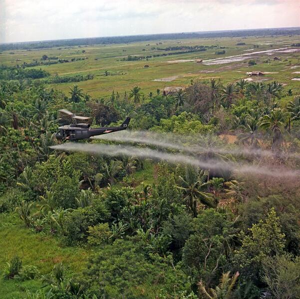 Вертолёт UH-1D 336-й авиационной роты распыляет дефолианты в дельте реки Меконг, 26 июля 1969 г.
