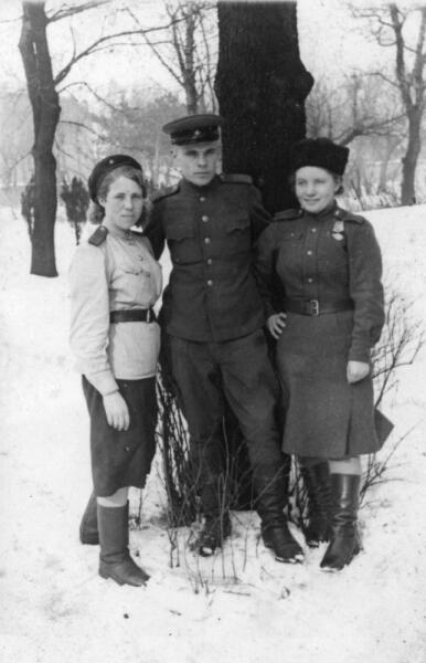 Сержант и женщины-военнослужащие отдела контрразведки СМЕРШ 37-й армии в Софии