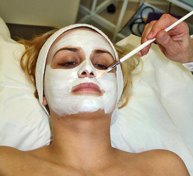 Процедура нанесения маски на лицо