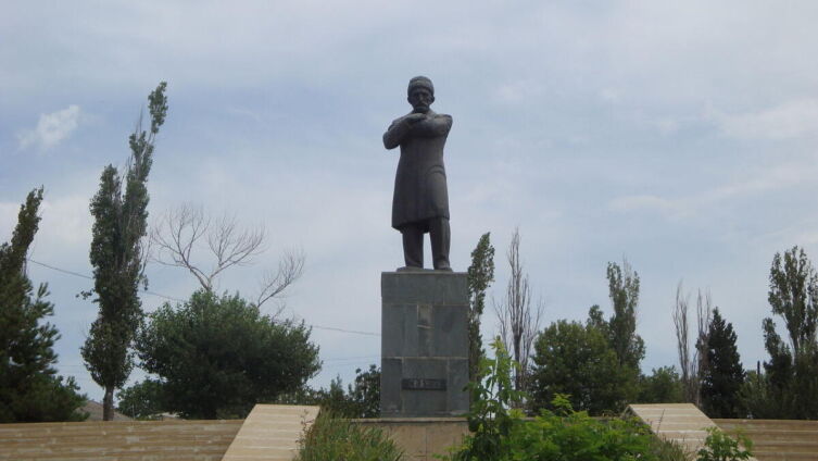 Памятник Сабиру в Шемахе. Скульптор — Пинхос Сабсай, 1933 г.