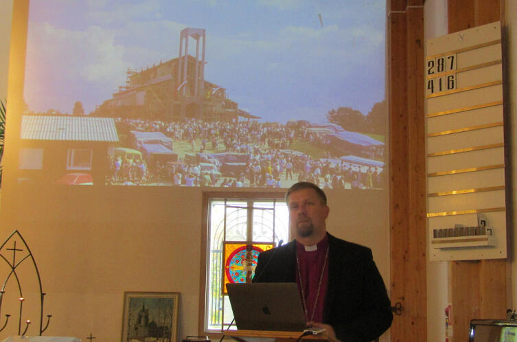 Епископ Лаптев демонстрирует уникальные кадры о восстановлении «всем миром» церкви в Колбино в 1993 г.