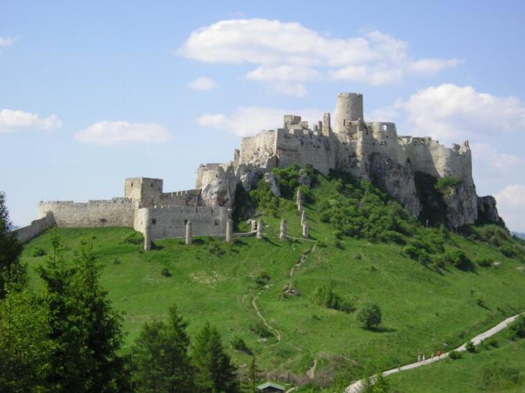 Монгольское вторжение в 13 веке привело к строительству мощных каменных замков, таких как замок Спиш (венгерский: Szepesvár), сегодня в Словакии