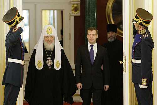 Патриарх Кирилл и Дмитрий Медведев на торжественном приеме в честь архиереев — участников Поместного собора, 2 февраля 2009 г.