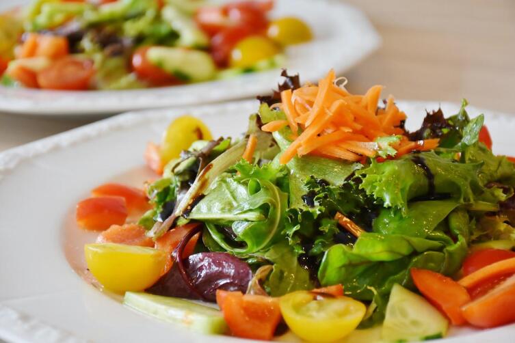 Как приготовить салат из одуванчика и крапивы?