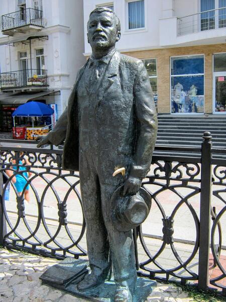Памятник А. И. Куприну на набережной Назукина в Балаклаве, напротив Гранд-отеля, где он неоднократно останавливался