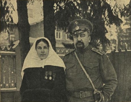 Куприн, призванный в чине поручика на Первую мировую войну, с Елизаветой Морицевной Куприной (в форме сестры милосердия)