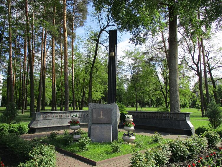 Памятный знак жертвам Чернобыльской катастрофы на центральной площали Славутича