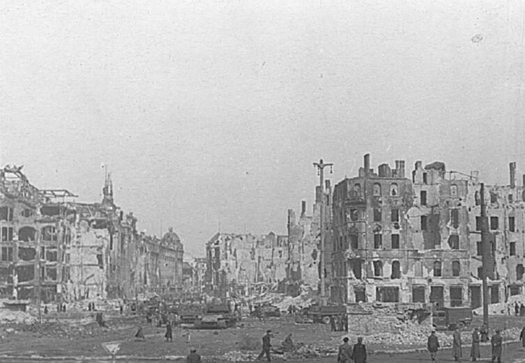 Берлинская площадь Александрплац после окончания боев за город