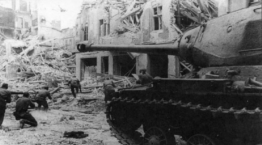 Танк ИС-2 Героя Советского Союза гвардии капитана Ф.А. Липаткина поддерживает пехоту в бою на берлинской улице