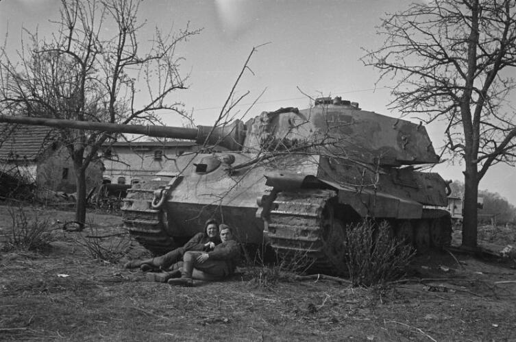 Советские военнослужащие рядом с танком «Королевский тигр», брошенным в районе Зееловских высот