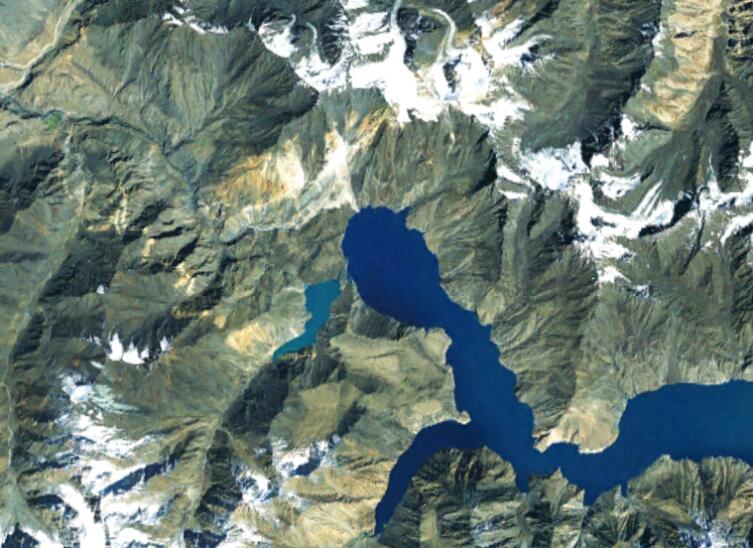 Спутниковый снимок западной части Сарезского озера. На снимке видны Усойский завал и озеро Шадау