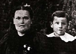 Сандерс в возрасте 7 лет с матерью. 1897 г.