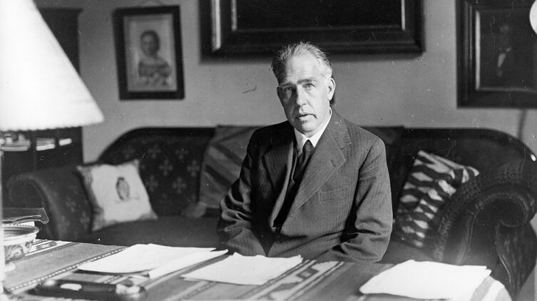 Нильс Бор в личном кабинете, 1935 г.