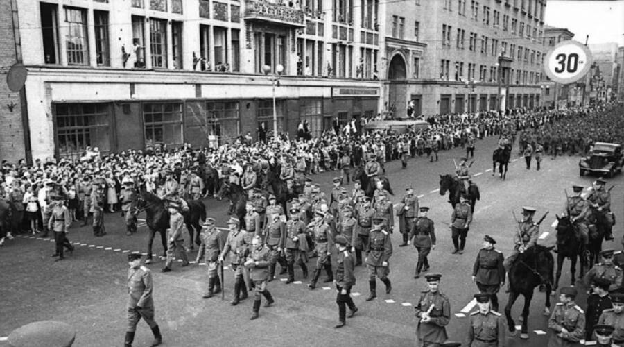 Марш немецких пленных по Москве — ведут немецких генералов