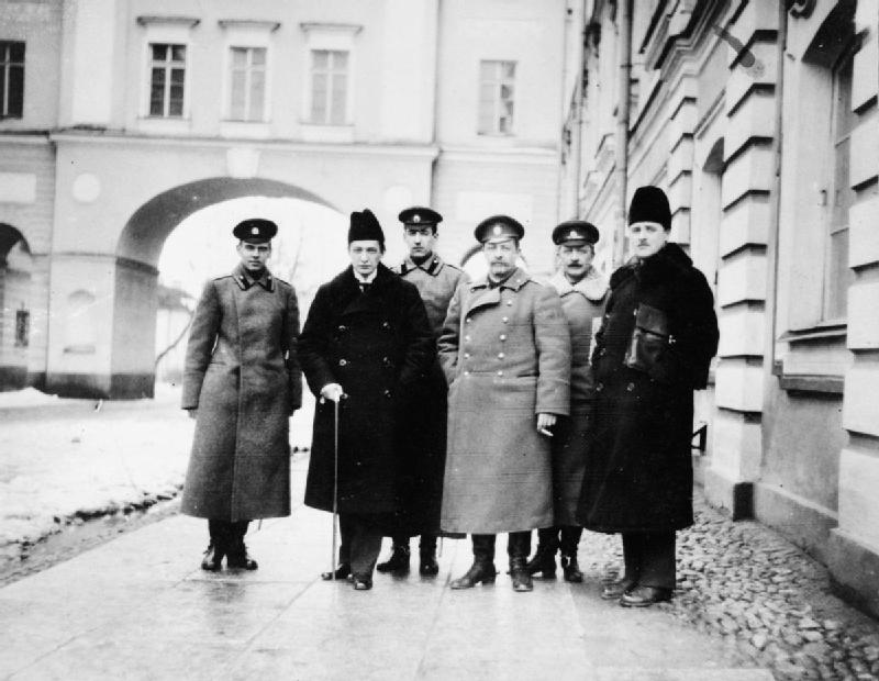 Керенский и Корнилов в марте 1917 г. в Царском селе во время ареста императрицы Александры Фёдоровны