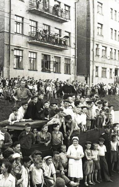 Москвичи смотрят марш пленных немцев по Москве
