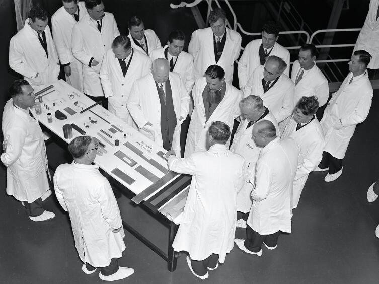 Курчатов (стоит в центре) в Британском ядерном центре «Харуэлл», 26 апреля 1956 г.