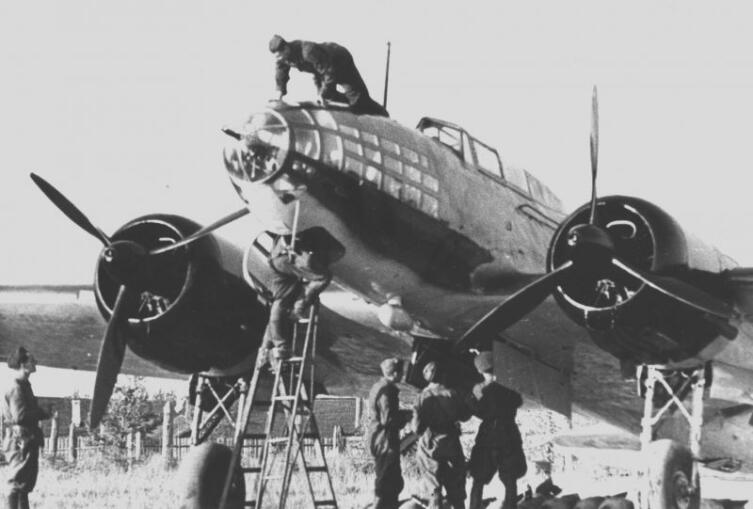 Подготовка советского бомбардировщика Ил-4 к боевому вылету