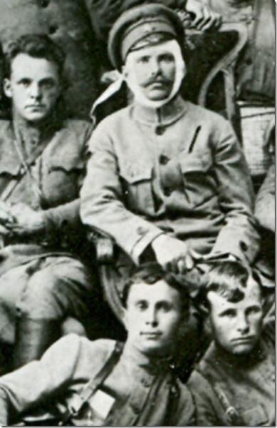 Вверху — Фурманов и Чапаев, внизу — Пётр Исаев (слева) и Семён Садчиков