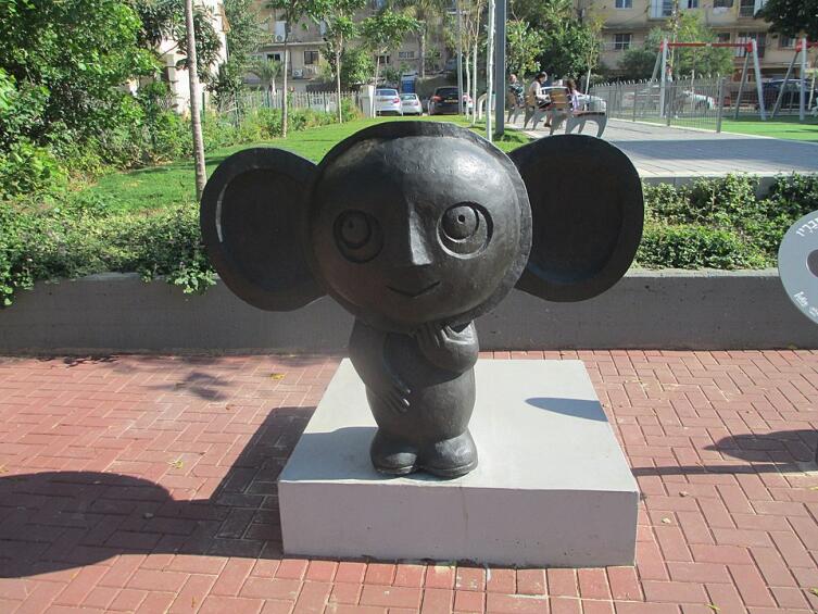 Скульптура Чебурашки в одноименном парке Холона, Израиль