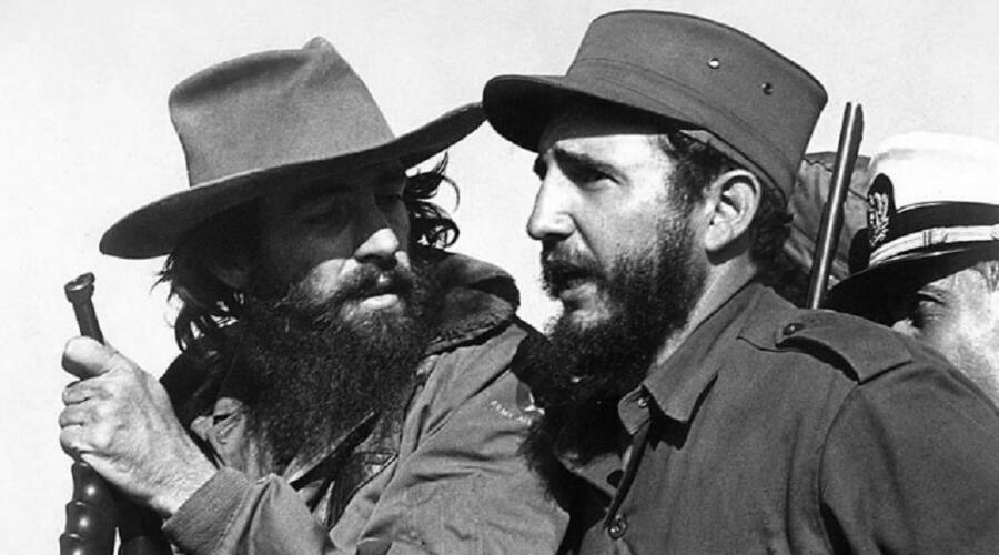 Фидель Кастро и Камило Сьенфуэгос в 1959 г. в горах Сьерра-Маэстро