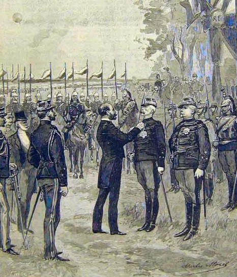 Президент Франции Карно вручает генералу Галифе Воинскую медаль. 1891 г.