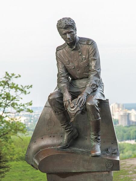 Памятник Быкову в Киеве на высоком днепровском берегу рядом с парком Вечной Славы