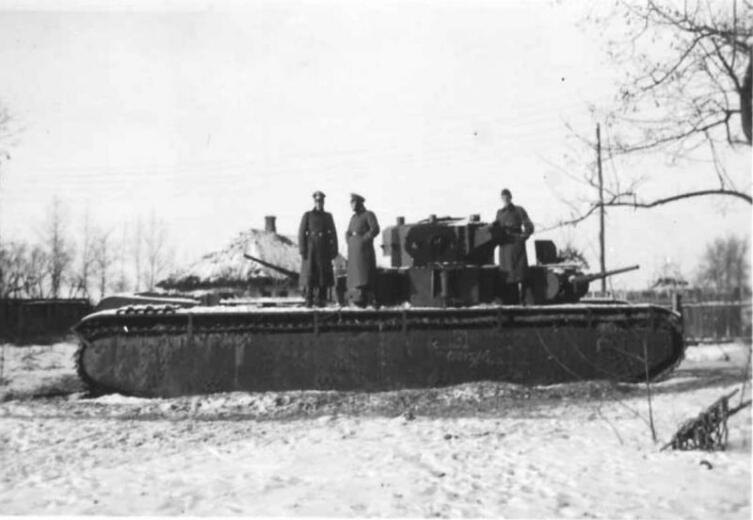 Немецкие офицеры на брошенном в юго-западной части города Харькова советском танке Т-35