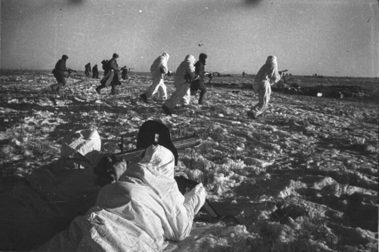 Советские солдаты атакуют противника под прикрытием пулемета «Максим» под Сталинградом