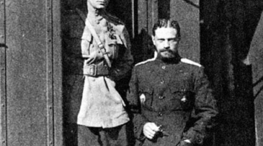 Генерал Каппель у штабного вагона, 1918 г.