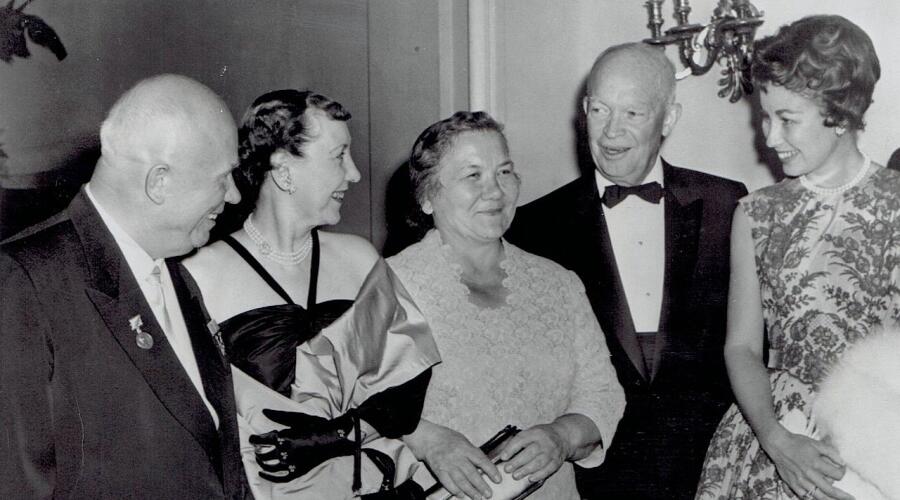 Нина Кухарчук (в центре), Никита Хрущёв и 34-й президент США Дуайт Эйзенхауэр в Вашингтоне, 17 сентября 1959 г.