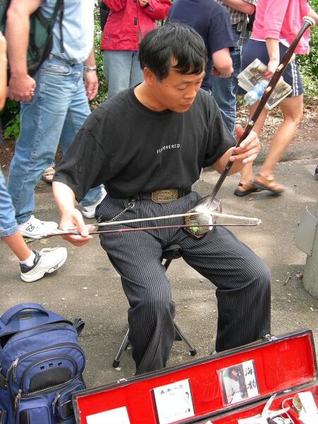 Китайский уличный музыкант