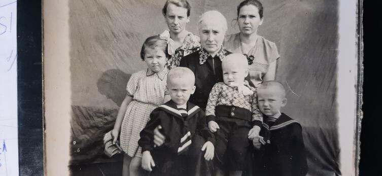 Слева направо: Тётя Аля, мама, бабушка Поля, Марина, Серёжа, автор, Саша. 1955 г.