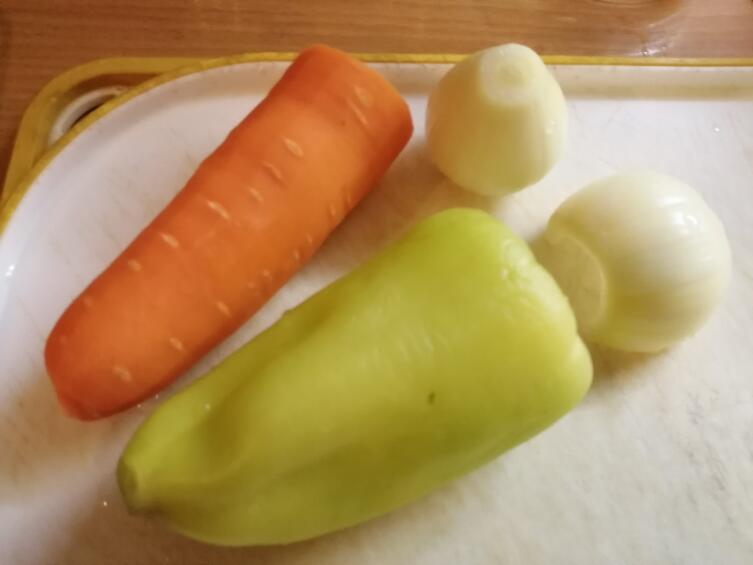 Для зажарки нам понадобятся репчатый лук, морковь и стручок сладкого болгарского перца