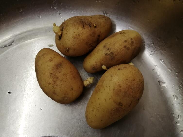Чистим и режем относительно толстенькой соломкой три-четыре средних картофельных клубня
