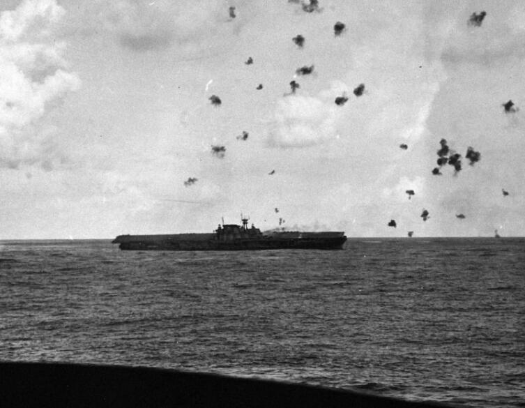 Американский авианосец «Хорнет» под ударами японской авиации в бою у островов Санта-Крус