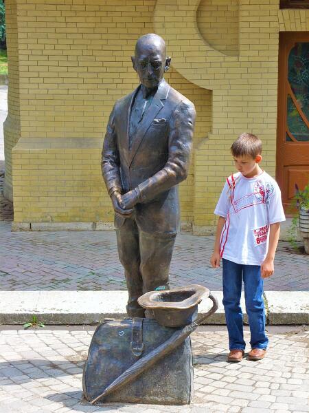 Памятник Кисе Воробьянинову в Цветнике Пятигорска