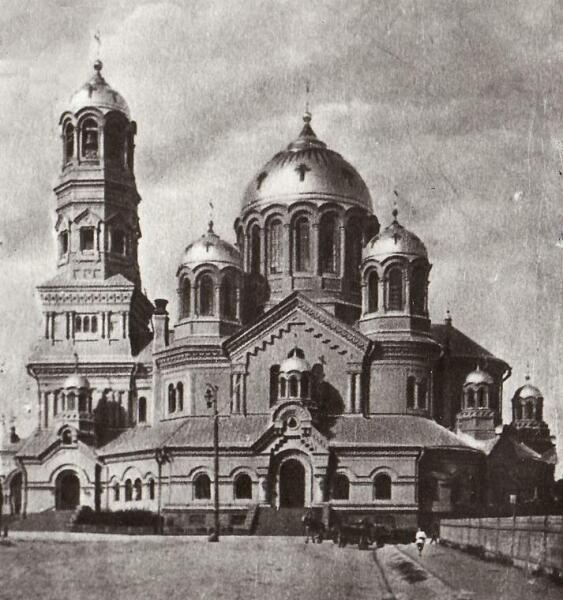 Уничтоженный в 1930 году храм Христа Спасителя, на месте которого стоит нынешнее здание театра оперы и балета