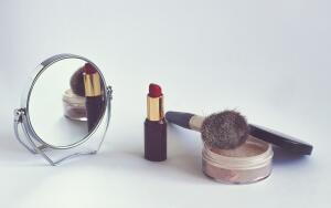 ​Транспарентная пудра: стоит ли использовать ее в макияже?